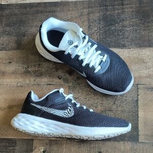 Nike Revolution Black and White Running Shoes Sz 7 Women's